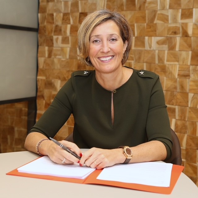 mr. Susanne Habets aan haar bureau